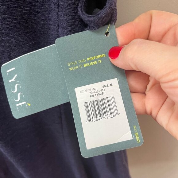 NEW‎ Lyssé Womens Sleeveless Navy V-Neck Tank Top M Polyester Blend - Picture 5 of 6